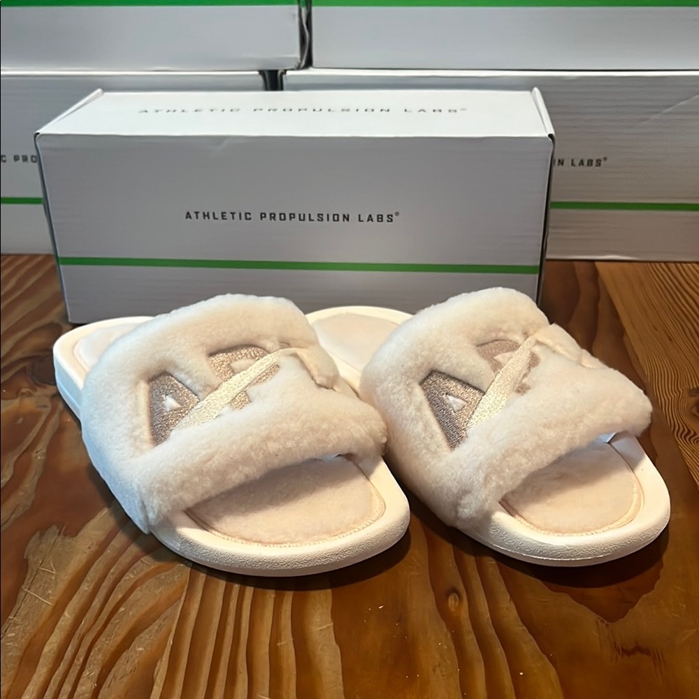 APL Shearling Slides 9 NIB** - Picture 2 of 5